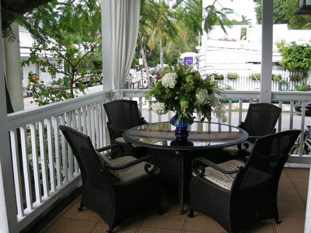 Frances Street Bottle Inn Key West Exterior photo